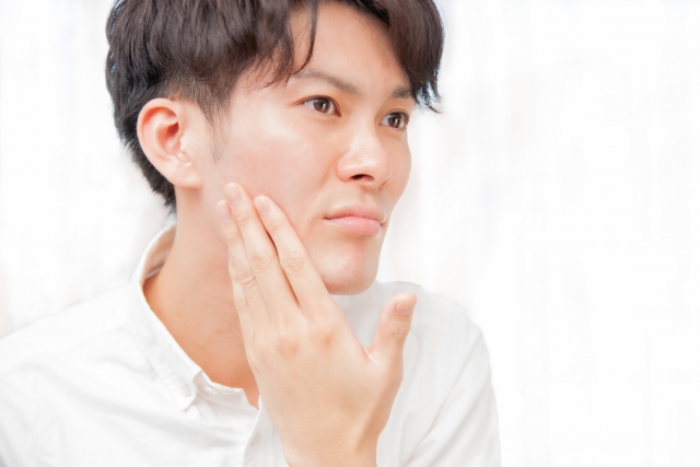 顔の状態を気にする男性